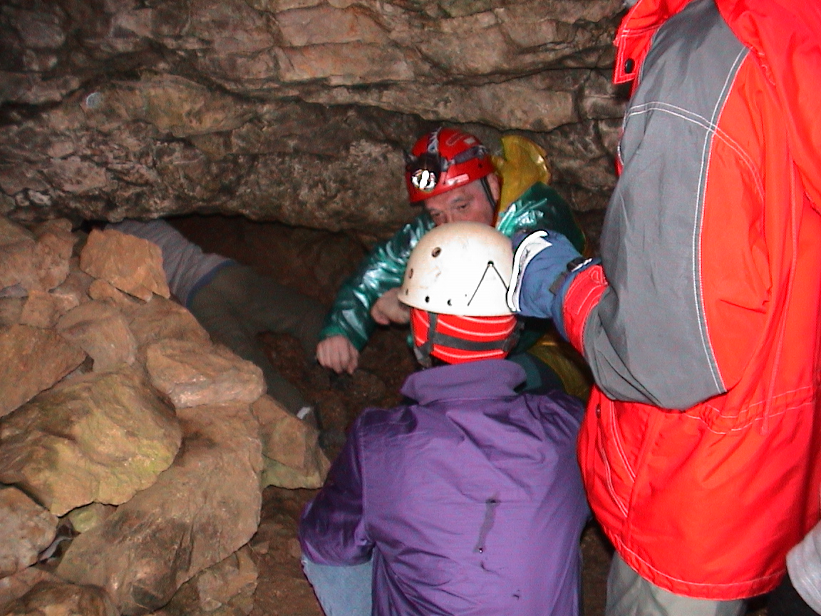 si entra nello stretto cunicolo che porta alla grotta